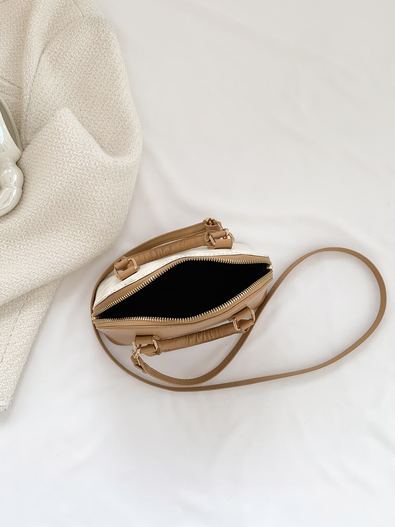 حقيبة قبة صغيرة بتفاصيل حرفية ونمط هندسي بسحاب ومص...