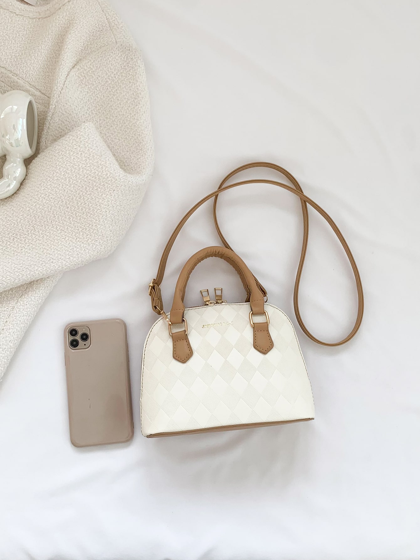 حقيبة قبة صغيرة بتفاصيل حرفية ونمط هندسي بسحاب ومص...