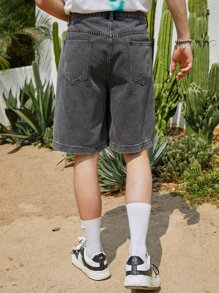 Manfinity EMRG 男士寬鬆版型百慕達丹寧短褲,帶有字母圖案