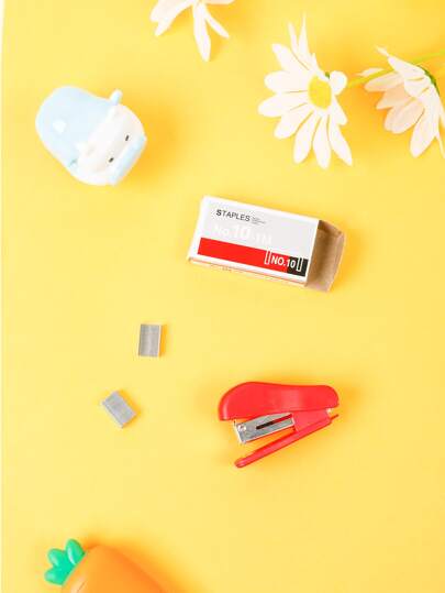 1入組隨機素色訂書機學生用簡易便攜式桌面訂書機辦公室