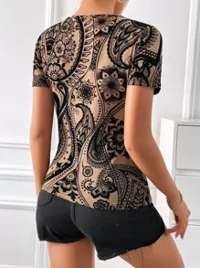 SHEIN Privé تي شيرت طباعة بيزلي مقصوص امامي
