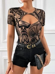 SHEIN Privé تي شيرت طباعة بيزلي مقصوص امامي