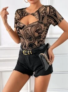 SHEIN Privé تي شيرت طباعة بيزلي مقصوص امامي
