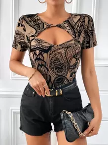 SHEIN Privé تي شيرت طباعة بيزلي مقصوص امامي