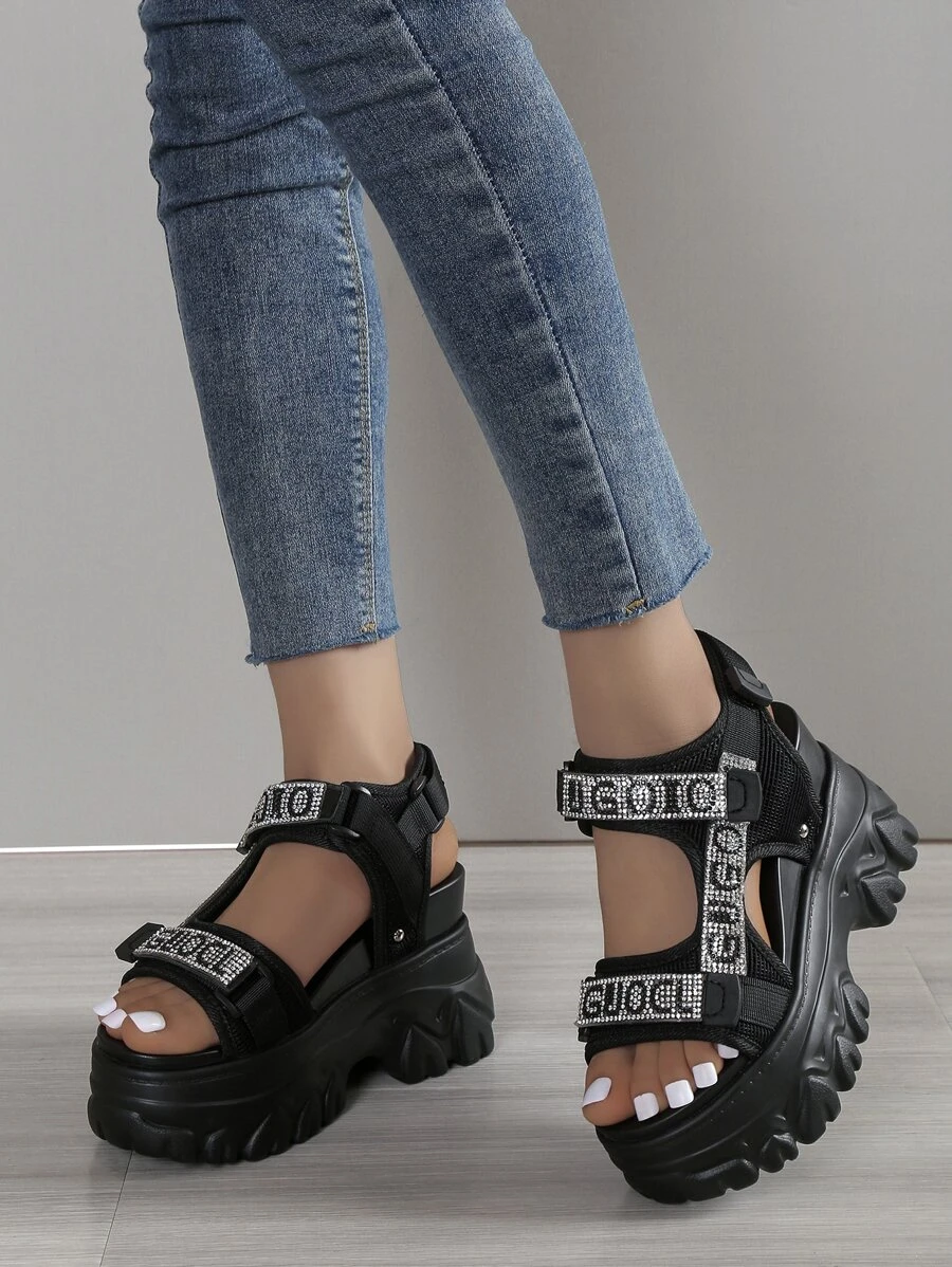 Sandal cao gót đế dày màu đen đính đá thời trang mới mùa hè dành cho nữ, chất liệu vải lưới thoáng khí, nhẹ, chống thấm nước, kiểu dáng hở mũi, có khóa dán, là món đồ cần thiết khi đi du lịch.