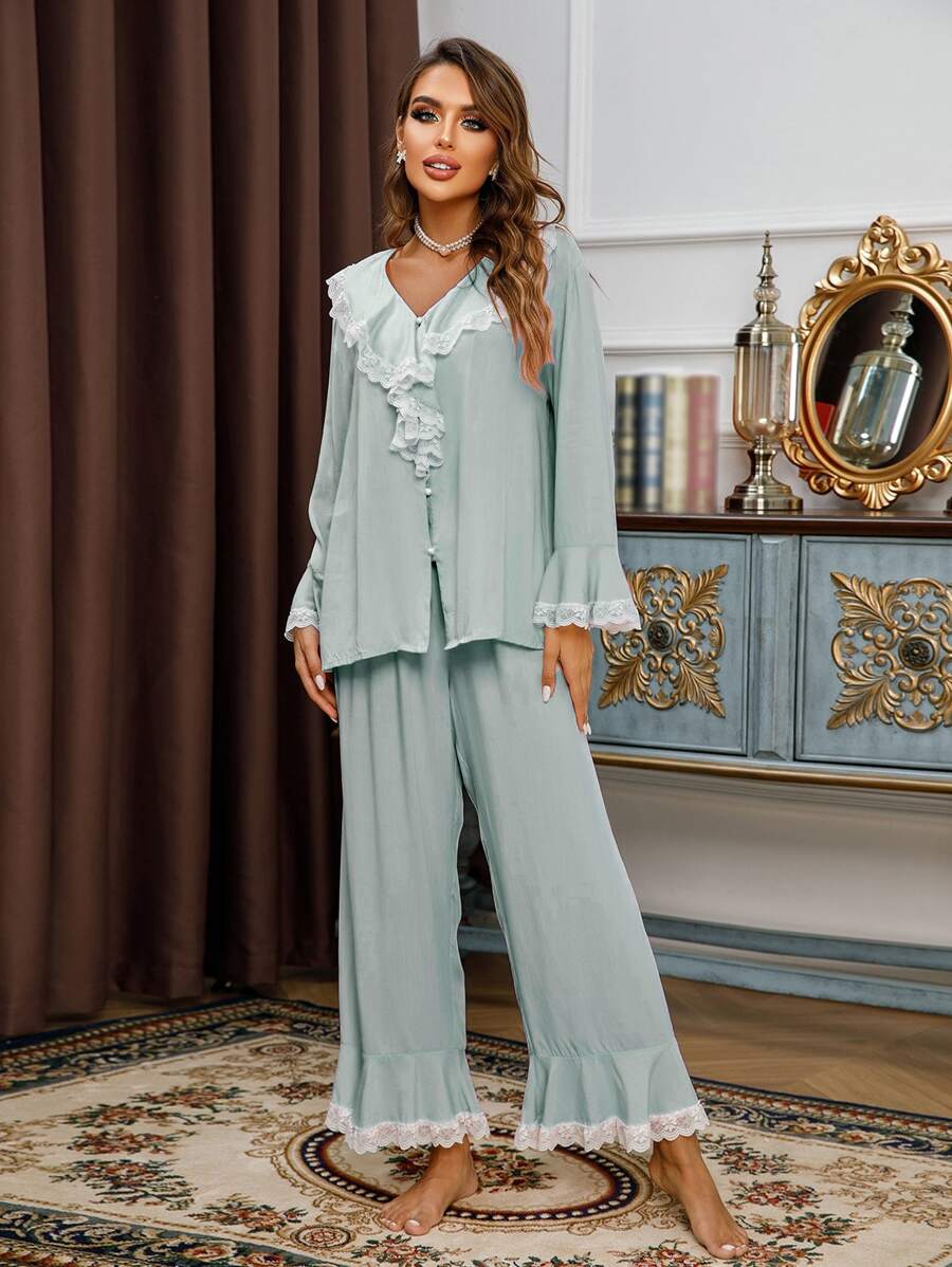 Conjunto de pijama con volantes y encaje en contraste, ideal para mujeres en vacaciones y temporada festiva