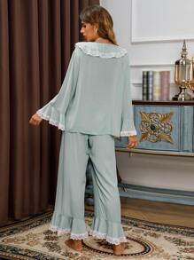 Conjunto de pijama con volantes y encaje en contraste, ideal para mujeres en vacaciones y temporada festiva