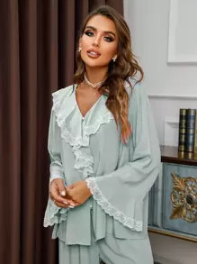 Conjunto de pijama con volantes y encaje en contraste, ideal para mujeres en vacaciones y temporada festiva