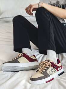 男士字母圖案撞色繫帶運動板鞋適用於戶外