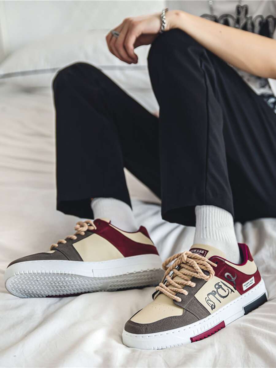 男士字母圖案撞色繫帶運動板鞋適用於戶外