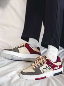 男士字母圖案撞色繫帶運動板鞋適用於戶外