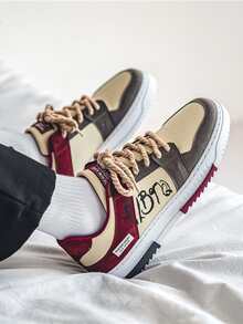 男士字母圖案撞色繫帶運動板鞋適用於戶外