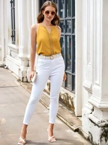 SHEIN Clasi Top de camiseta de encaje Guipure con contraste y cuello en V