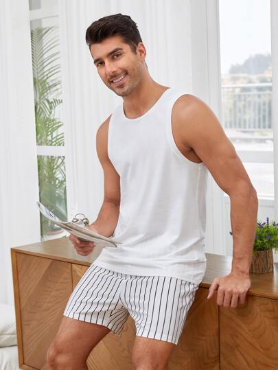 بيجامة رجالية بقميص أبيض ذو قطعة واحدة وصندلات مخططة