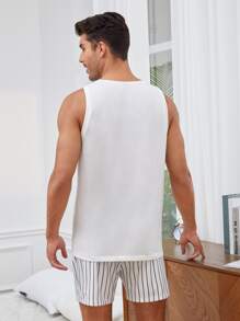 SHEIN Conjunto de pijama con camiseta de tirantes blanca y pantalón corto a rayas para hombre - Blanco - Ver 2