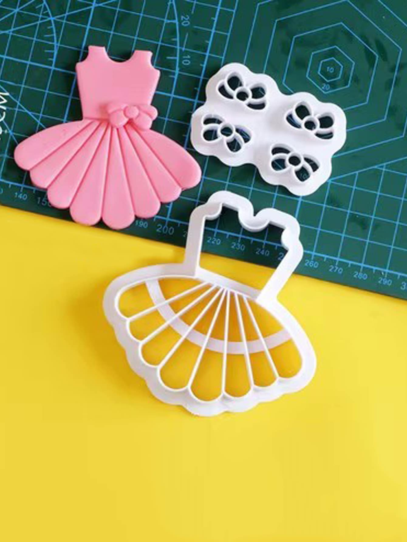 2入組連衣裙和蝴蝶結形狀餅乾模具 - 白色 - 查看 1