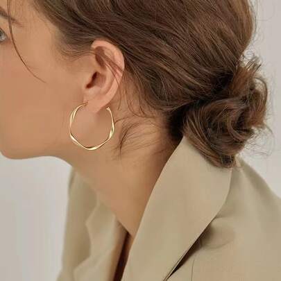 1 对莫比乌斯哑光金圆形耳环，可作为情人节礼物送给女士
