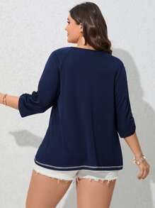 SHEIN LUNE 大碼頂針不對稱領鏤空T恤 - 寶藍色 - 查看 2