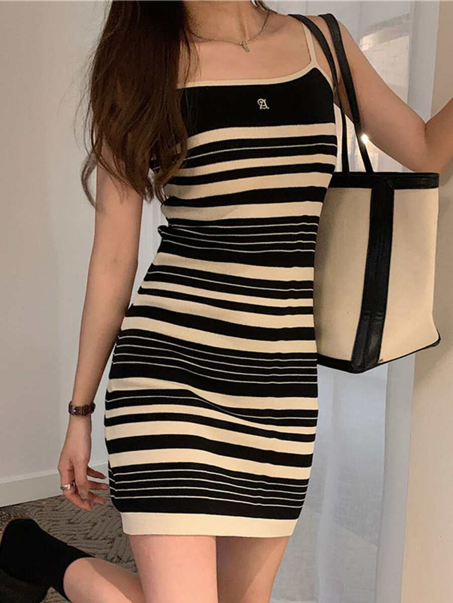 Vestido de punto de tirantes con patrón de rayas - Negro - Ver 1