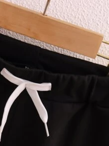 SHEIN 小男童2入組前打結運動短褲 - 黑與白 - 查看 3