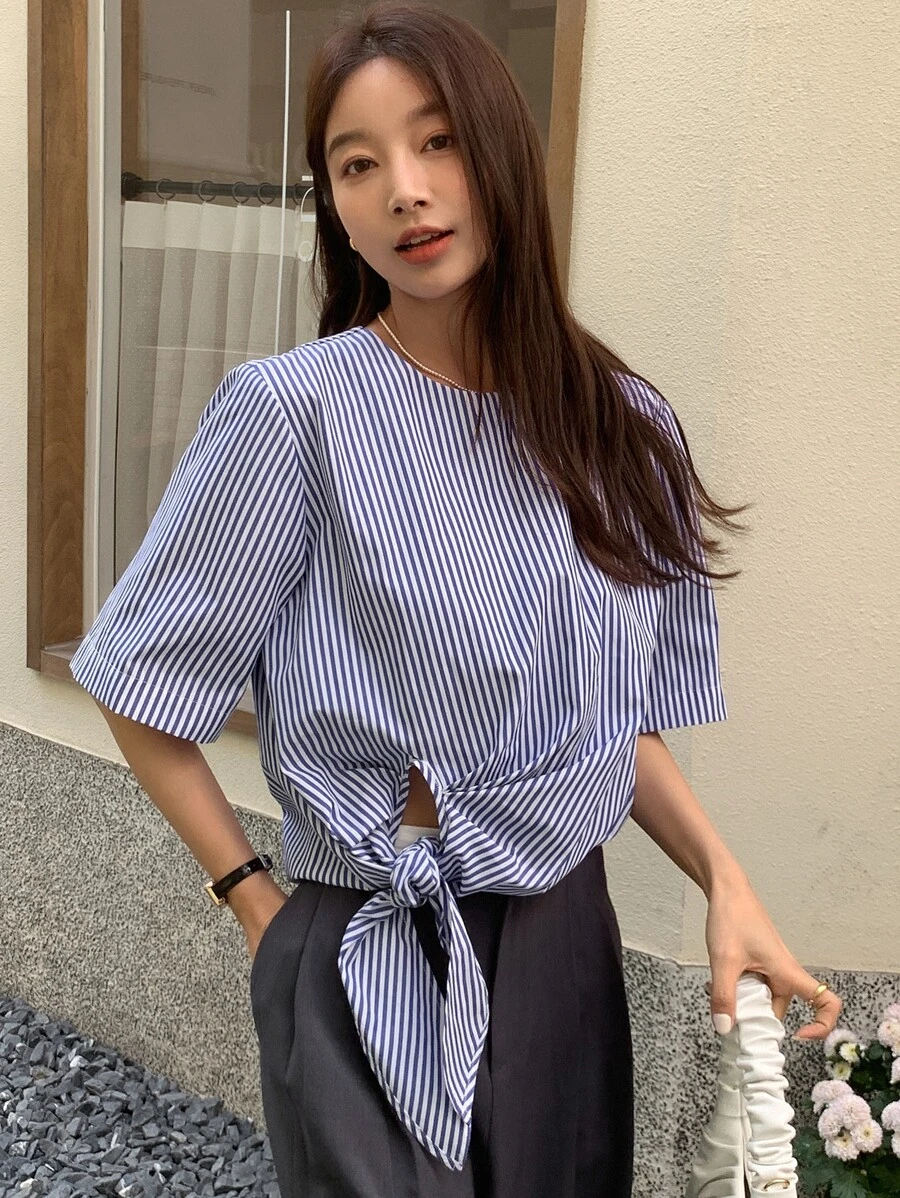 DAZY 豎條紋下擺打結襯衫 - 藍白色 - 查看 1