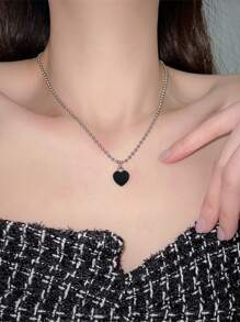 Collar con accesorio de corazón - Negro - Ver 1