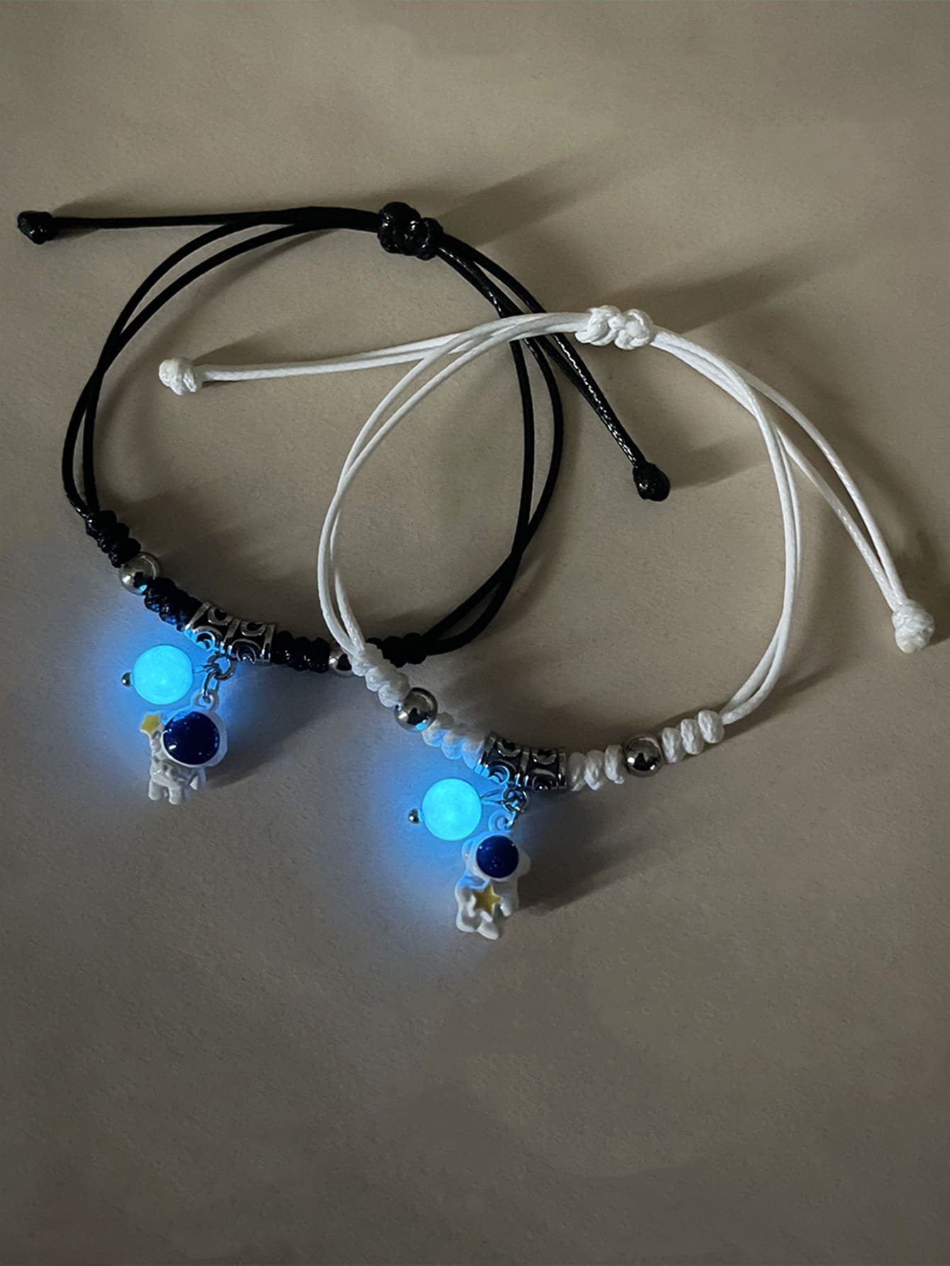 ATLVXJL 2入組情侶夜光宇航員吊墜手環 - 彩色 - 查看 1