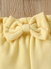 嬰兒字母圖案吊帶上衣和荷葉邊前蝴蝶結短褲