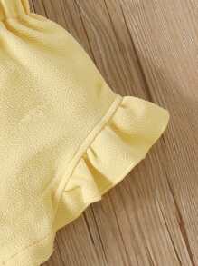 嬰兒字母圖案吊帶上衣和荷葉邊前蝴蝶結短褲