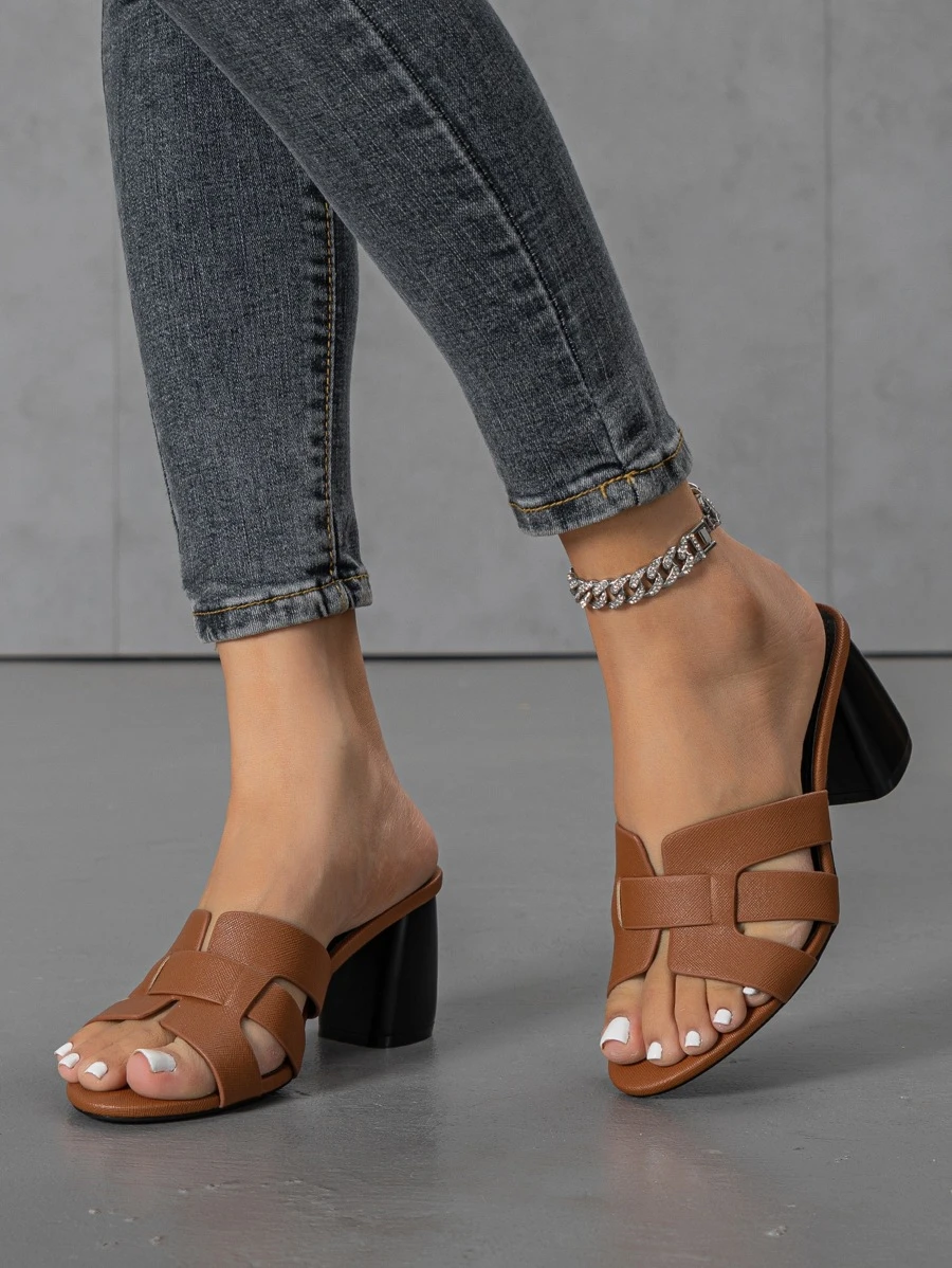 女性經典高跟拖鞋，舒適的凹凸材質，精細的油漆邊緣，防紫外線油漆淬火鞋帶，耐用的圓頭設計，適用於日常穿著，節日，季節性轉換，夏季時刻，海灘，購物，派對和社交聚會，圓頭女款凹凸高跟拖鞋 - 棕色 - 查看 1