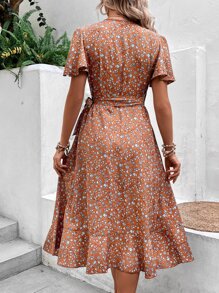 SHEIN VCAY Vestido con estampado floral de manga mariposa ribete con fruncido cruzado con nudo lateral - Color caoba - Ver 2