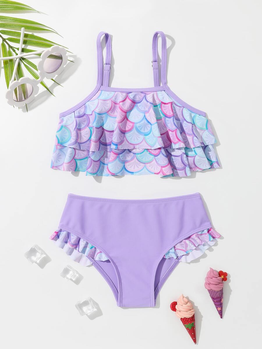 年轻女孩鱼鳞褶边比基尼套装夏季海滩