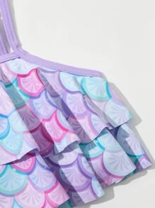 年轻女孩鱼鳞褶边比基尼套装夏季海滩