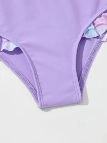 年轻女孩鱼鳞褶边比基尼套装夏季海滩