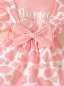 SHEIN Vintaside Kids 嬰兒女寶寶字母圖形連體衣和牛印花荷葉邊蝴蝶結前襟連身裙和頭帶 - 彩色 - 查看 4