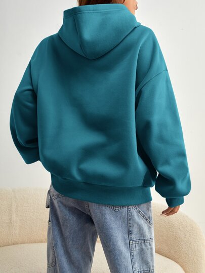 SHEIN EZwear Capucha con estampado de letra con bolsillo de canguro de hombros caídos