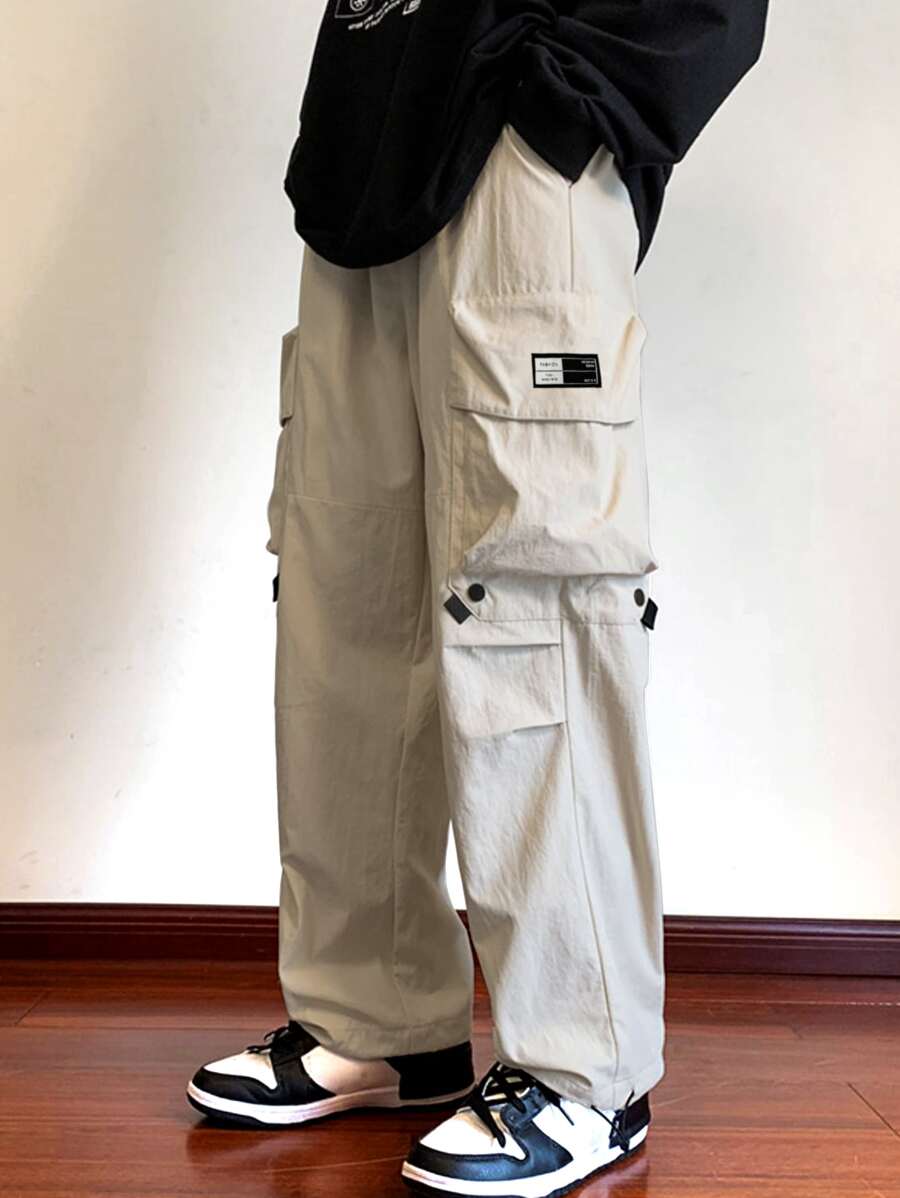 Manfinity Roghcode 男士鬆身cargo褲,可調節束口腰帶,字母補丁和實用口袋 - 杏色 - 查看 1