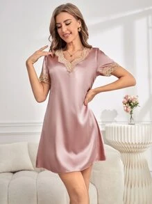 蕾絲拼接緞面睡裙