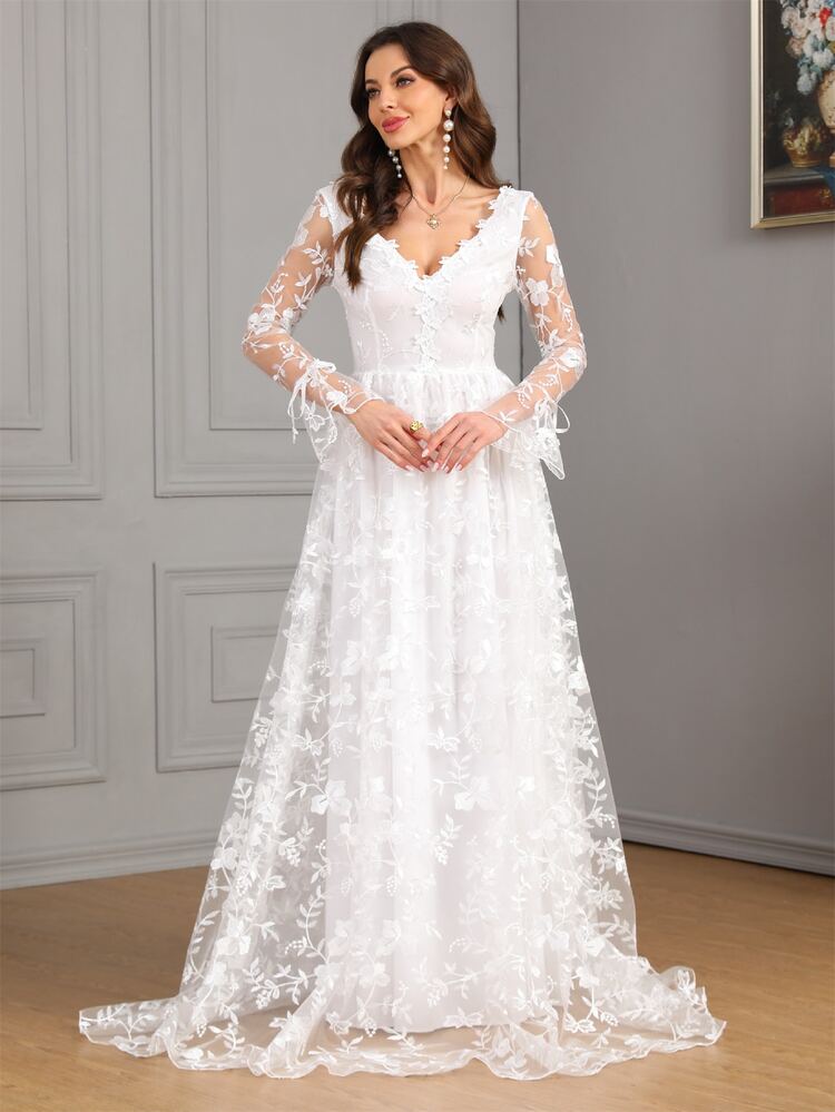 Robe de mariée maxi blanche à manches longues, col en V, avec broderie florale et superposition de maille. Robe de mariée élégante pour la mariée au printemps et en vacances - Blanc - Voir 3