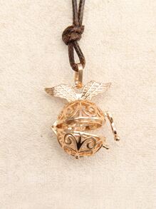 Halskette mit Anhänger, Loch, Fisch