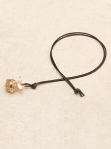 Halskette mit Anhänger, Loch, Fisch