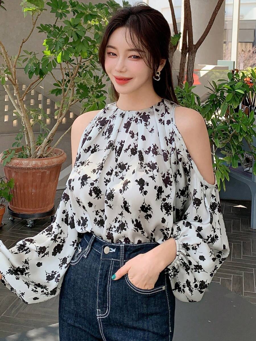 DAZY Áo cánh tay dài in họa tiết hoa hở vai tay loe - Màu Xám nhạt - Xem 1