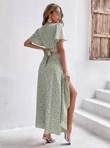 SHEIN Frenchy 碎花蝴蝶袖短款上衣和圍裹側打結半身裙