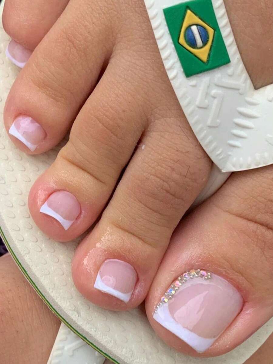 24 pezzi di unghie finte per i piedi di forma quadrata corta con punta bianca francese, con decorazioni in strass 3D, finitura lucida, copertura completa per donne e ragazze - include lima per unghie e adesivo in gel per unghie - Multicolore - Visualizzare 1