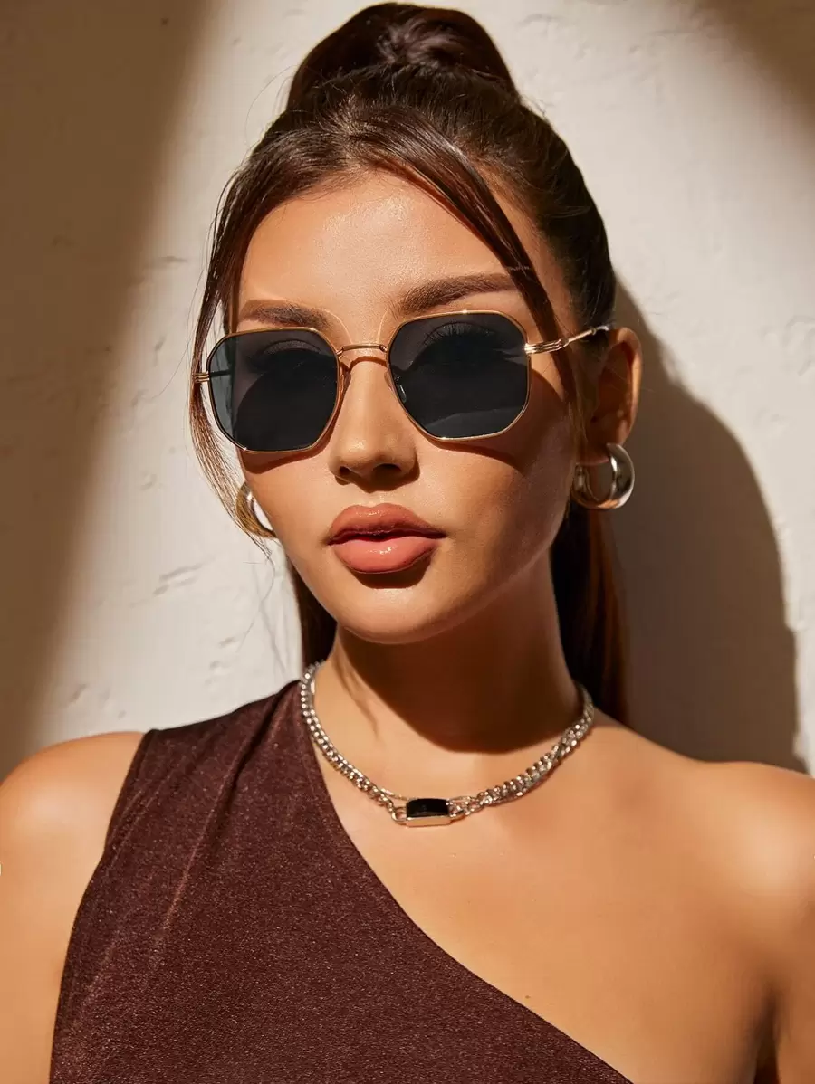 一副铜色几何经典时尚女式眼镜，适合户外活动、返校、海滩度假，是秋冬季女性日常休闲和商务装扮的理想之选，也是夏季海滩、户外活动和旅行的完美礼物。