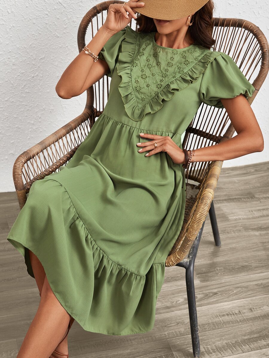 SHEIN VCAY Vestido con bordado con ojal yugo ribete con fruncido - Verde Lima - Ver 1