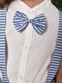 小男童前蝴蝶結襯衫和條紋圖案背帶短褲和帽