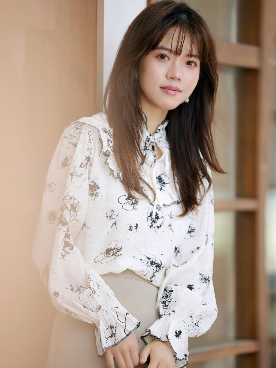 DAZY 印花荷葉邊荷葉袖襯衫 - 黑與白 - 查看 1