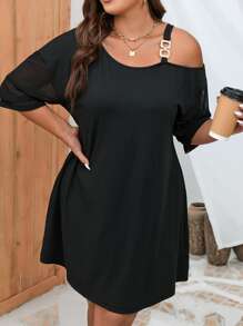 SHEIN Clasi 大碼鏈條細節不對稱領落肩袖連衣裙 - 黑色 - 查看 1