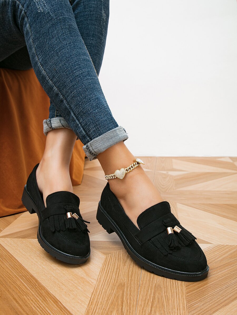 女士秋冬流苏装饰尖头平底鞋，时尚黑色仿麂皮乐福鞋